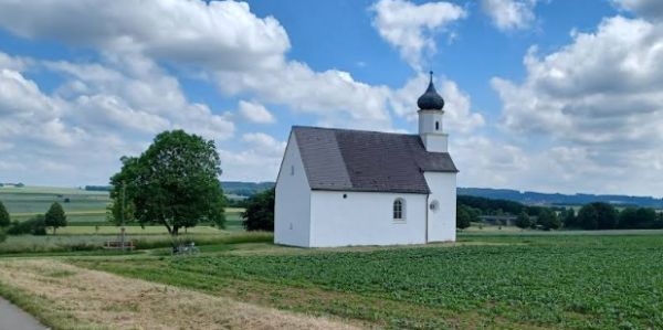 Foto von Kleine Kirche am Feld, hochgeladen von FPV-SPOTS-GERMANY